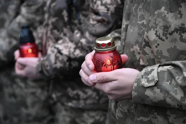 Seviceman Ucraniano Sostiene Una Vela Vela Las Manos Del Soldado — Foto de Stock