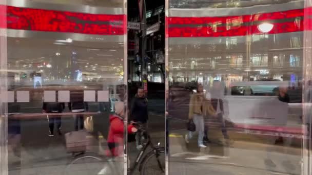 德国柏林 2022年11月1日 人们在繁忙的街道上通过自动滑动门进入柏林的商店 — 图库视频影像
