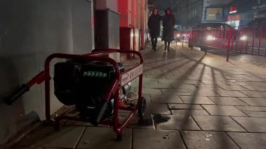 Lviv, Ukrayna - 2 Aralık 2022: Rusya 'nın Ukrayna enerji altyapısına düzenlediği büyük hava saldırıları sonrasında şehir planlanan elektrik kesintilerinden geçtiği için, Lviv' deki mağazanın dışında bir elektrik jeneratörü çalışıyor.