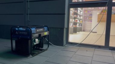 Lviv, Ukrayna - 7 Aralık 2022: Bir elektrik jeneratörü Lviv 'deki eczanenin dışında çalışıyor..