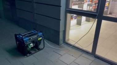 Lviv, Ukrayna - 7 Aralık 2022: Bir elektrik jeneratörü Lviv 'deki eczanenin dışında çalışıyor..