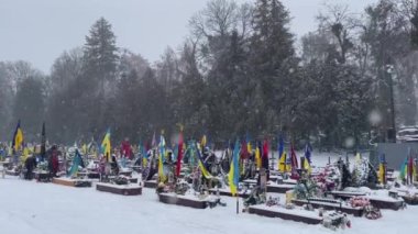 Lviv, Ukrayna - 18 Aralık 2022: Rusya 'nın Ukrayna' yı işgali sırasında ölen Ukraynalı askerlerin mezarları.