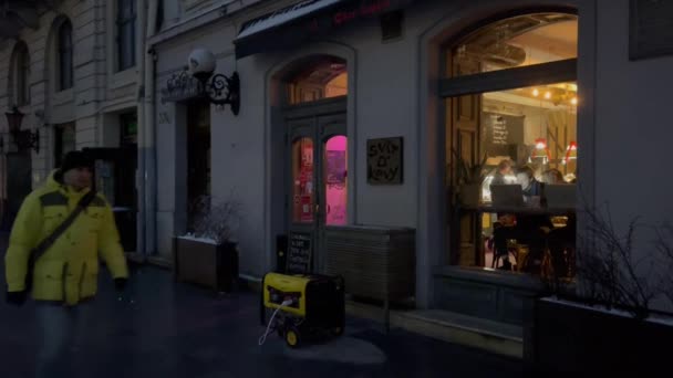 Lviv Ukraine Dezember 2022 Stromgeneratoren Funktionieren Außerhalb Des Cafés Die — Stockvideo