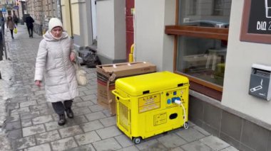 Lviv, Ukrayna - DEC 21, 2022: Kafe dışında çalışan elektrik jeneratörü, Rusya 'nın Ukrayna enerji altyapısına yaptığı büyük hava saldırıları sonrasında planlanan elektrik kesintilerinden geçiyor..