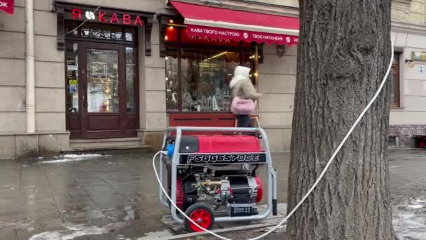 Lviv Ουκρανία Dec 2022 Ηλεκτρική Γεννήτρια Λειτουργεί Έξω Από Καφέ — Αρχείο Βίντεο