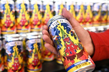 Lviv, Ukrayna - 19 Aralık 2022: Yanan Moskova Kremlin etiketli yerel bira konserveleri.