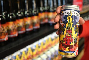 Lviv, Ukrayna - 19 Aralık 2022: Yanan Moskova Kremlin 'i resmeden yerel bir bira konservesi.