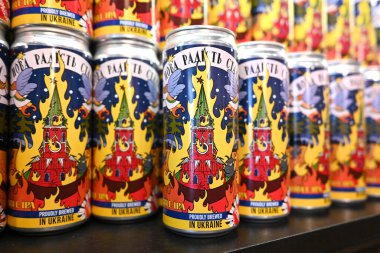 Lviv, Ukrayna - 19 Aralık 2022: Yanan Moskova Kremlin etiketli yerel bira konserveleri.