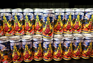 Lviv, Ukrayna - 19 Aralık 2022: Yanan Moskova Kremlin etiketli yerel bira konserveleri.