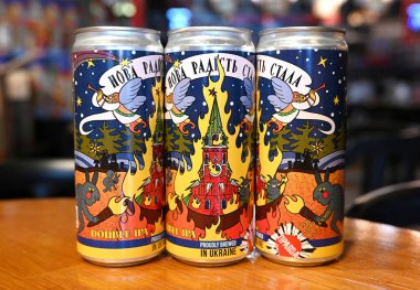 Lviv, Ukrayna - 19 Aralık 2022: Yanan Moskova Kremlin etiketli yerel bira konserveleri.