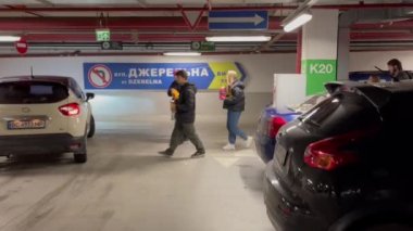 Lviv, Ukrayna - 27 Aralık 2022: İnsanlar Hava Baskını Alarmı sırasında bir alışveriş merkezini terk ediyor