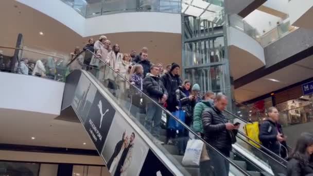 Lviv Oekraïne December 2022 Mensen Verlaten Een Winkelcentrum Tijdens Air — Stockvideo