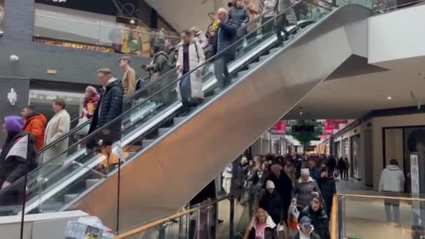 乌克兰利沃夫 2022年12月27日 在空中突袭警报期间 人们离开购物中心 — 图库视频影像
