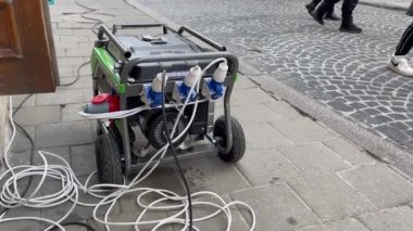 Lviv, Ukrayna - 29 Aralık 2022: Ukrayna enerji altyapısına yapılan Rus hava saldırıları sonrasında, şehir planlanan bir elektrik kesintisinden geçerken, kafenin dışında bir elektrik jeneratörü çalışıyor.