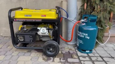 Lviv, Ukrayna - 29 Aralık 2022: Ukrayna enerji altyapısına yapılan Rus hava saldırıları sonrasında, şehir planlanan bir elektrik kesintisinden geçerken, kafenin dışında bir elektrik jeneratörü çalışıyor.