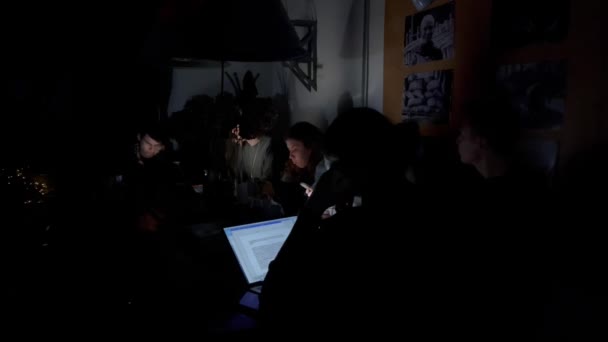 Львов Украина Декабря 2022 Года Люди Работают Компьютерами Кафетерии Поставляемой — стоковое видео