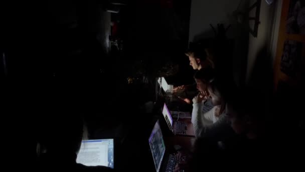 Lviv Ουκρανία Δεκέμβριος 2022 Άνθρωποι Εργάζονται Στους Υπολογιστές Τους Μια — Αρχείο Βίντεο