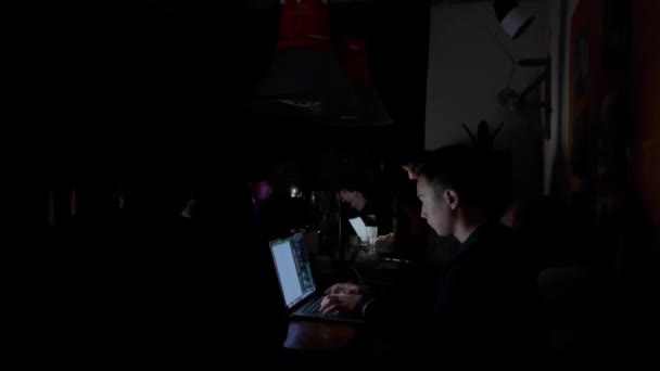 Lviv Oekraïne Dec 2022 Mensen Werken Hun Computer Een Cafetaria — Stockvideo