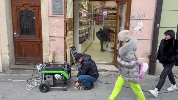 Lviv Ukraina Dec 2022 Elgenerator Arbetar Utanför Caféet Som Staden — Stockvideo