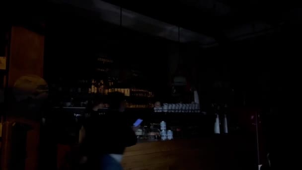 乌克兰利沃夫 2022年12月29日 利沃夫停电期间 人们在由发电机供电的自助餐厅里工作 — 图库视频影像