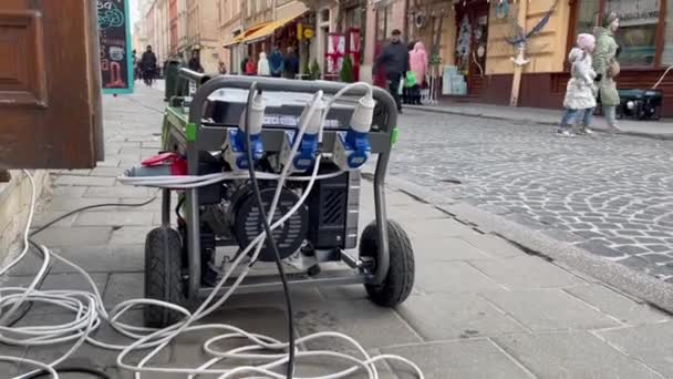 Lviv Ουκρανία Δεκέμβριος 2022 Μια Γεννήτρια Ηλεκτρικής Ενέργειας Λειτουργεί Έξω — Αρχείο Βίντεο