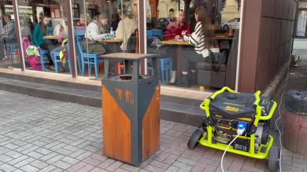 Lviv Ucrania Diciembre 2022 Generador Electricidad Funciona Fuera Cafetería Que — Vídeo de stock