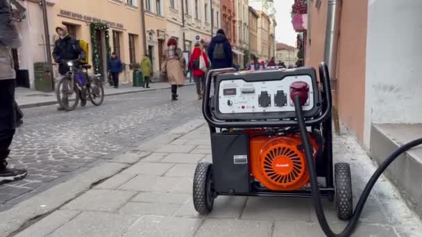 Lviv Oekraïne Dec 2022 Een Elektriciteitsgenerator Werkt Buiten Het Café — Stockvideo
