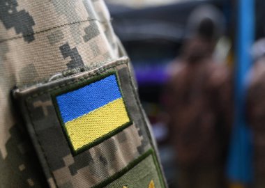 Askeri üniformalı Ukrayna bayrağı. Ukraynalı askerlerin cenazeleri.. 