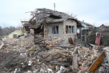 Velyka Vilshanytsia, Ukrayna - 9 Mart 2023: Lviv bölgesindeki bir Rus grevi sonrasında yıkılan ev.