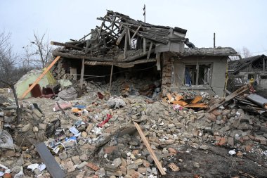 Velyka Vilshanytsia, Ukrayna - 9 Mart 2023: Lviv bölgesindeki bir Rus grevi sonrasında yıkılan ev.