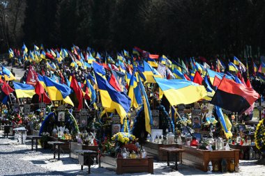 Lviv, Ukrayna - 18 Mart 2022: Ukrayna askeri mezarlığı Rus birlikleriyle çatışmada öldürüldü.