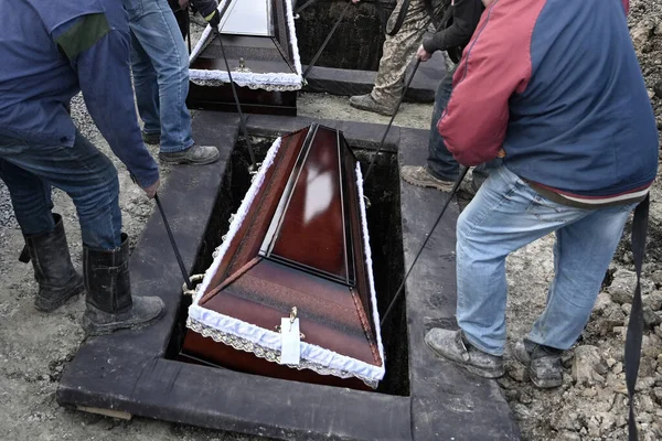 Коммунальные Работники Поднимают Гробы Могилы Время Похорон — стоковое фото