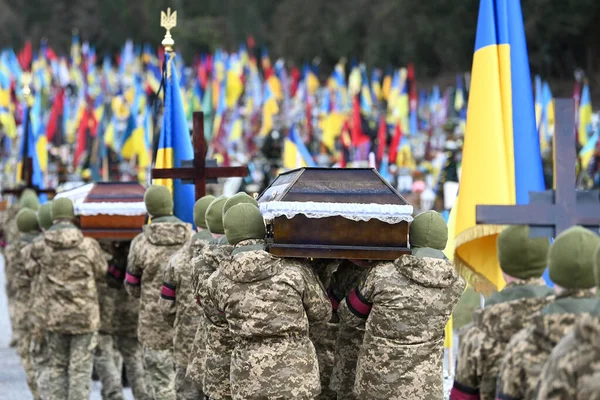 Поховання Українських Військовослужбовців Вбитих Під Час Бою Російськими Військами Військове — стокове фото
