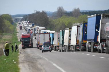 Lviv bölgesi, Ukrayna - 18 Nisan 2023: Ukrayna-Polonya sınırındaki Rava-Ruska sınır kapısı yakınında uzun bir kamyon kuyruğu.