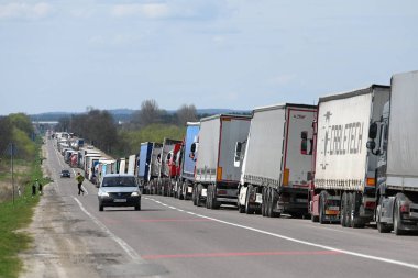 Lviv bölgesi, Ukrayna - 18 Nisan 2023: Ukrayna-Polonya sınırındaki Rava-Ruska sınır kapısı yakınında uzun bir kamyon kuyruğu.