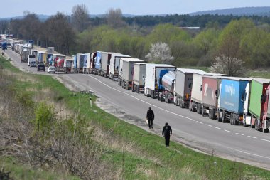 Lviv bölgesi, Ukrayna - 18 Nisan 2023: Ukrayna-Polonya sınırındaki Rava-Ruska sınır kapısı yakınında uzun bir kamyon kuyruğu.
