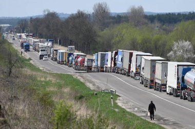 Lviv bölgesi, Ukrayna - 18 Nisan 2023: Ukrayna-Polonya sınırındaki Rava-Ruska sınır kapısı yakınında uzun bir kamyon kuyruğu.