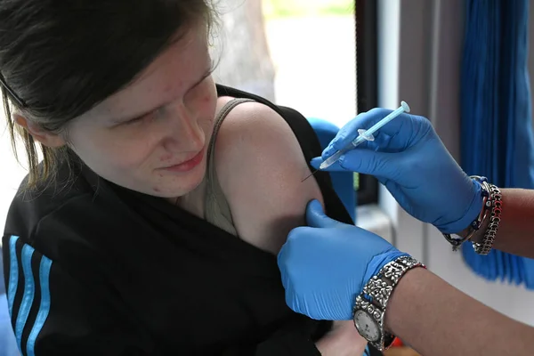 Leopoli Ucraina 2023 Infermiera Somministra Vaccino Covid Una Ragazza Nel — Foto Stock