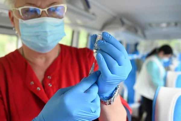 Lviv Ukraina 2023 Seorang Perawat Menyiapkan Vaksin Covid Titik Vaksinasi — Stok Foto