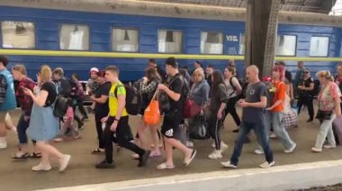 Lviv, Ukrayna - 25 Mayıs 2022: Lviv kentindeki tren istasyonunda tahliye edilenler.