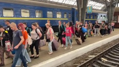 Lviv, Ukrayna - 25 Mayıs 2022: Lviv kentindeki tren istasyonunda tahliye edilenler.