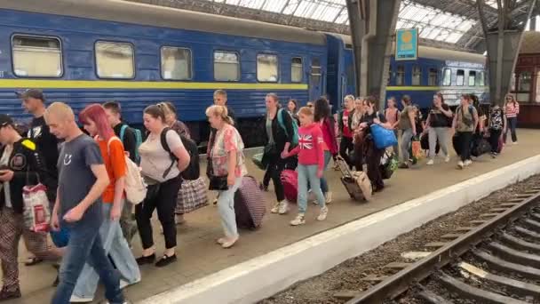 ウクライナのリヴィウ 2022年5月25日 リヴィウ市の鉄道駅で避難者 — ストック動画