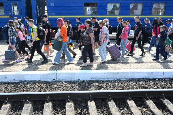 Lviv Ukraine Mai 2022 Evakuierte Gehen Nach Ihrer Ankunft Bahnhof — Stockfoto