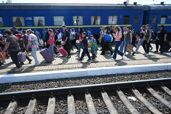 Lviv Oekraïne Mei 2022 Evacuatie Lopen Langs Een Platform Aankomst — Stockfoto