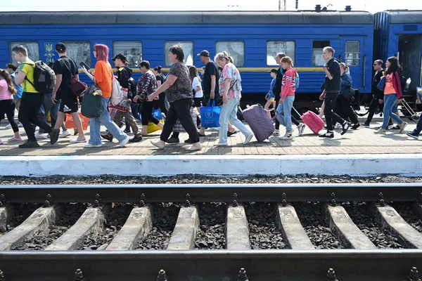 Lviv Ukraine Mai 2022 Evakuierte Gehen Nach Ihrer Ankunft Bahnhof — Stockfoto
