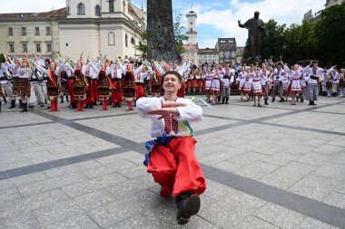 Lviv, Ukrayna - 28 Haziran 2023: Lviv şehrinde insanlar Ukrayna Anayasa Günü kutlamaları sırasında geleneksel Ukrayna dansları yapıyorlar.