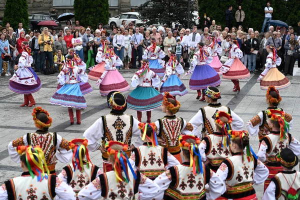 乌克兰利沃夫 2023年6月28日 人们在利沃夫市庆祝乌克兰宪法日期间跳传统的乌克兰舞 — 图库照片