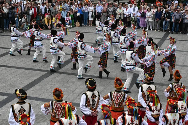 ウクライナのリヴィウ 2023年6月28日 人々は ウクライナの憲法記念日のお祝いの間に伝統的なウクライナの踊りを踊ります — ストック写真