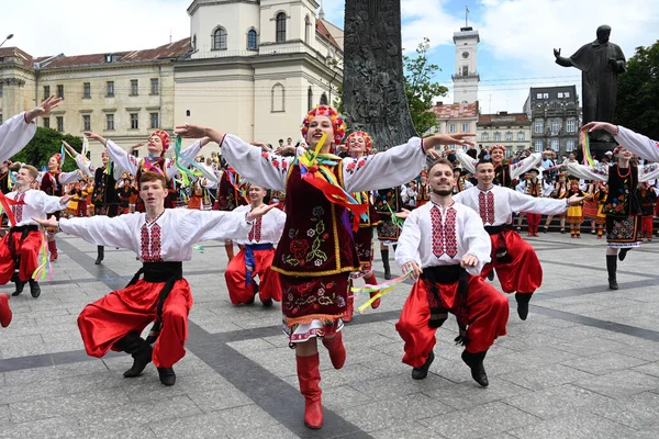 乌克兰利沃夫 2023年6月28日 人们在利沃夫市庆祝乌克兰宪法日期间跳传统的乌克兰舞 — 图库照片