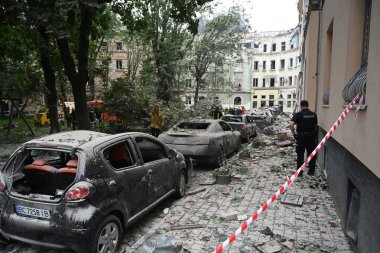 Lviv, Ukrayna - 6 Temmuz 2023: Rusya 'nın Lviv kentindeki füze saldırısı sonrasında kısmen yıkılmış bir apartmanda kurtarma ekipleri çalışıyor. 